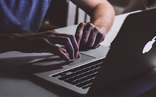 人民币兑美元中间价报7.1696,调升45点